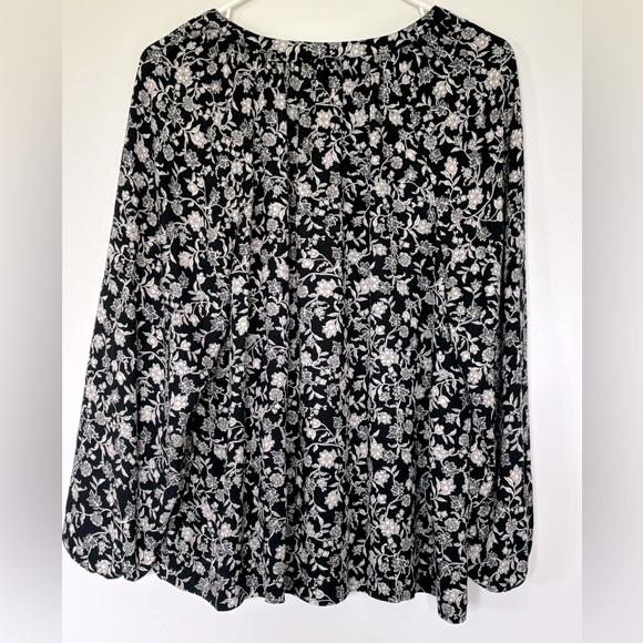 Old Navy black/ white Floral Top- large - Picture 4 of 4
